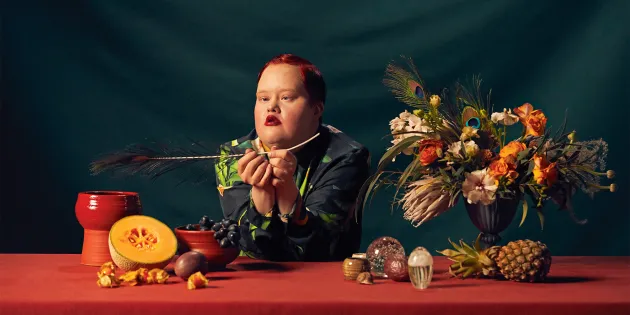 Kehitysvammainen Jaana hedelmäpöydän ääressä.
