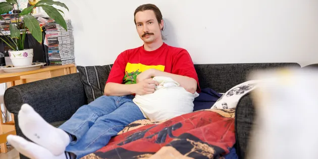 Martin Sirén sohvalla.