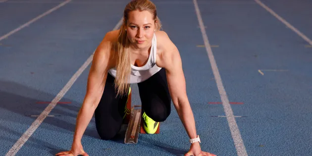 Johanna Heinijoki juoksuradalla lähtötelineissä.