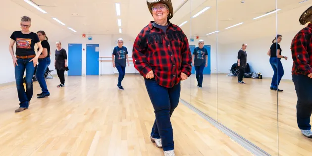 Sairaanhoitaja Anu Vänskä tanssii kantririvitanssia.