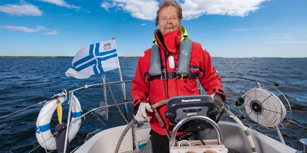 Hannu Koskimies ohjaa purjevenettä.