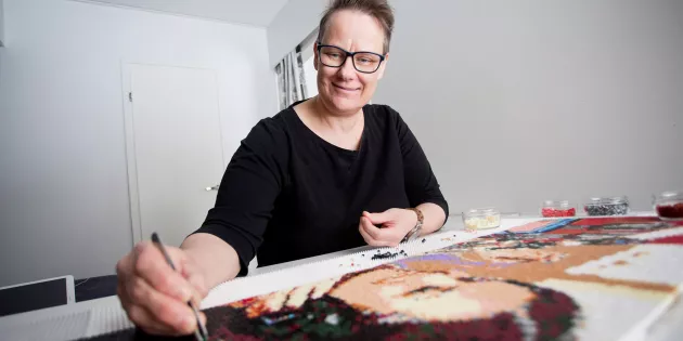Kati Rasmus asettelee hamahelmiä.