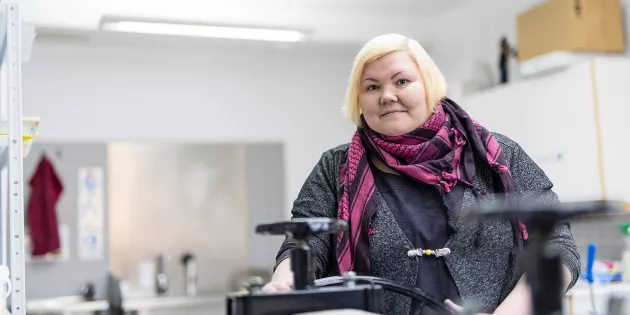 Saara Joronen grafiikkaprässin vieressä.