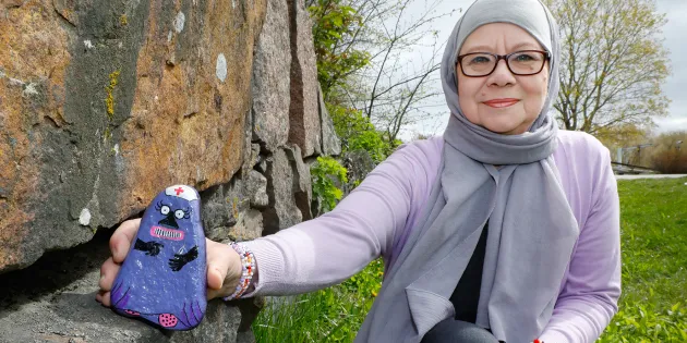 Tiina De Stele ja kivi, joka on maalattu hoitajalta näyttäväksi Muumien mörköhahmoksi.