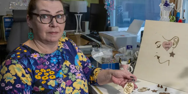 Mari Kivimaa askartelupöytänsä ääressä.