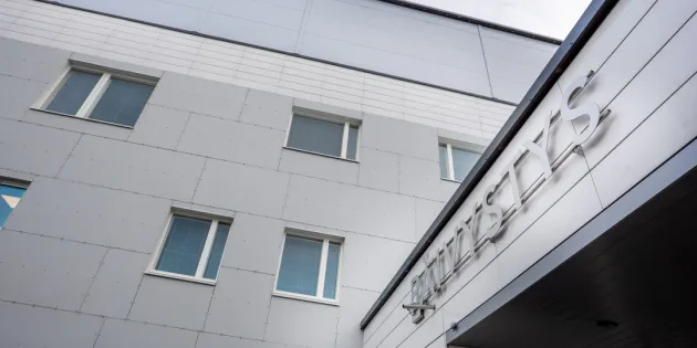 Siun sote aloittaa koko henkilöstöä koskevat yt-neuvottelut. Puhuttu on jopa 260 henkilötyövuoden säästöistä. Siun soten J"-laajennuksen päivystyksen kuva rakennuksen ulkosivusta.
