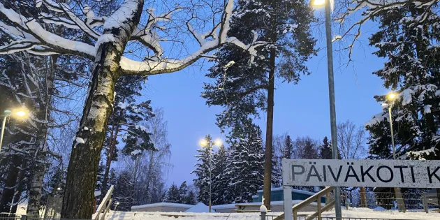 Hallitus avaisi sosionomeille uuden väylän päiväkodin johtajaksi. Päiväkodin talvinen piha.