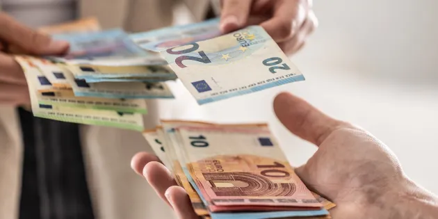 Seteleitä kädestä toiseen. 