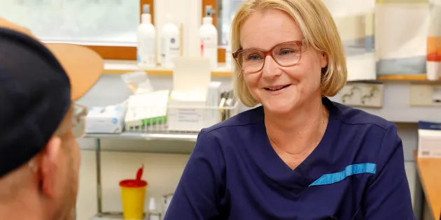 Varsinais-Suomen hyvinvointialueella työskentelee kolmisenkymmentä asiantuntijasairaanhoitajaa. Syöpäpoliklinikalla työskentelevä Heidi Salmenoja on heistä yksi.