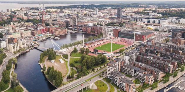 Ilmakuva Tampereen kaupungista, jossa näkyy muun muassa urheilukenttä.