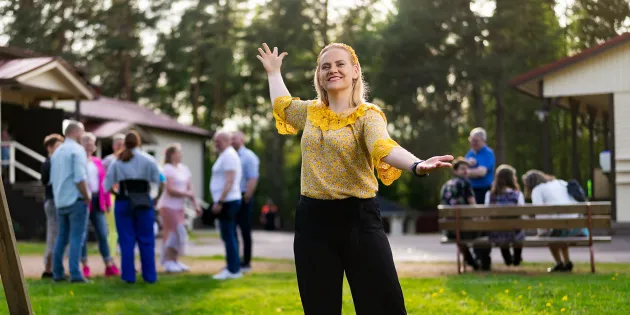 Maria Nöjd tanssilavan pihamaalla