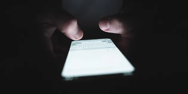 Sormet naputtelevat kännykän näppäimiä.