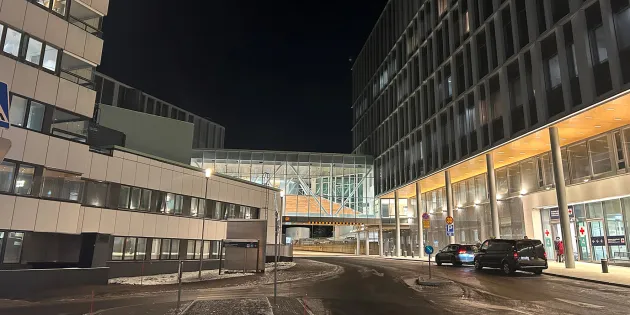 Meilahden sairaala-alue yöllä.