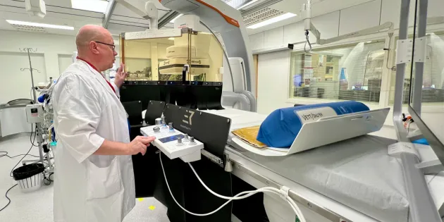 Uusi sädesuoja mahdollistaa kevyempien henkilökohtaisten sädesuojavaatteiden käyttämisen, radiologian erikoislääkäri Janne Korhonen kertoo. 