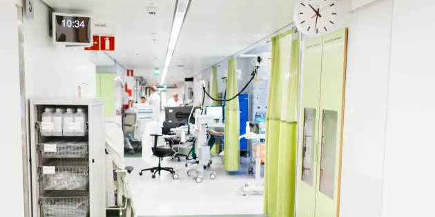 Sairaalan teho-osasto. Hoitohenkilökuntaa käytävällä.