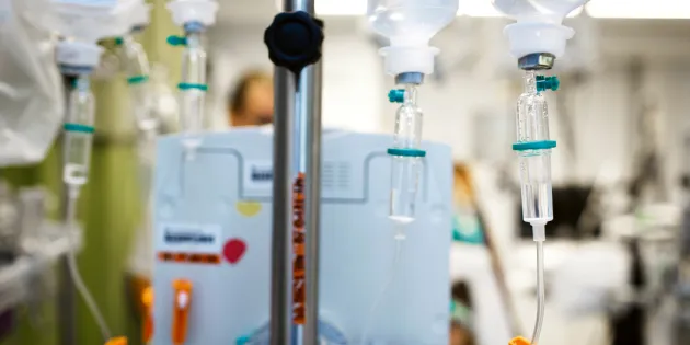 Tippapulloja ja letkuja teho-osastolla.