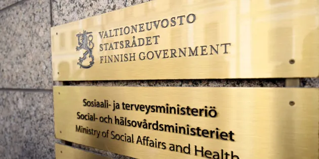 Sosiaali- ja terveysministeriön kyltti rakennuksen seinässä. Tehyn vaikuttamistyö toi lisäaikaa ammattihenkilölain uudistukseen.