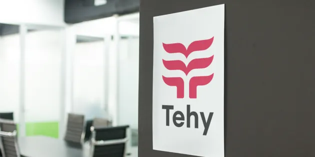 Tehyn logo neuvotteluhuoneen seinällä.
