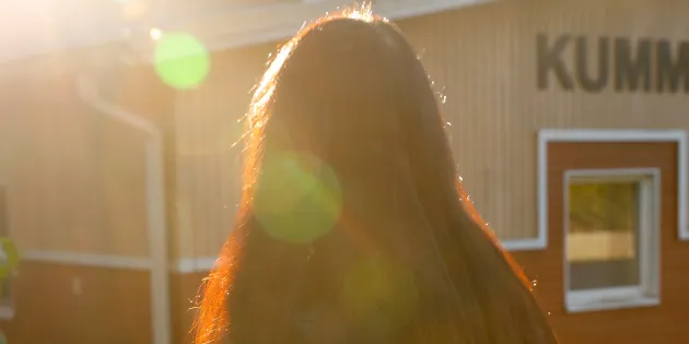 Nina Päivölä entisen työpaikkansa edessä.