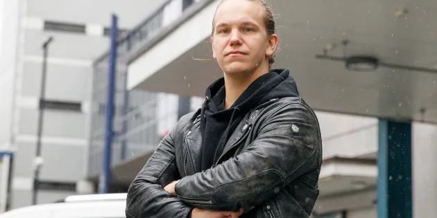Sairaanhoitaja Sakari Huotari sairaalan edessä.