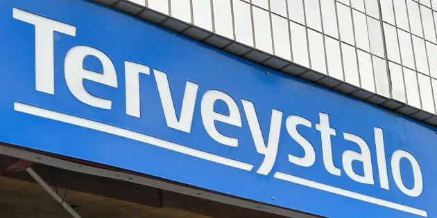 Terveystalon logo rakennuksen seinällä.