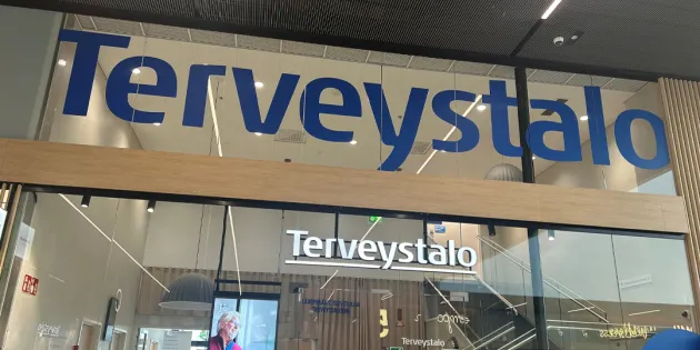 Terveystalon logo rakennuksen seinällä.