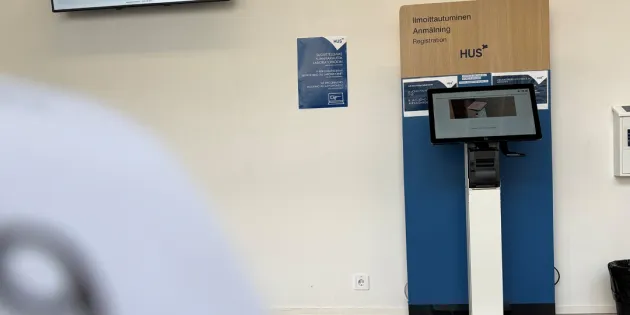 Ilmoittautumisautomaatti terveyskeskuksessa. Terveyden ja hyvinvoinnin laitos esittää, että Suomeen luodaan nykyistä vahvempi kansallinen toimija linjaamaan, mitkä sosiaali- ja terveydenhuollon palvelut kuuluvat julkiseen palveluvalikoimaan.