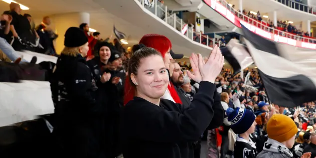 Marisa Heinonen jääkiekkokatsomossa.