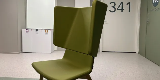 Terveyspalvelualan uusi sopimus sisältää palkankorotusten lisäksi työehtojen parannuksia. Lääkäriaseman odotustilassa tyhjä nojatuoli, taustalla vastaanottohuone.