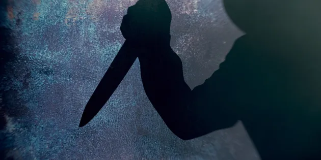 Uhkaavan hahmon siluetti tummalla taustalla. Hahmo kohottaa kättään, jossa veitsi.