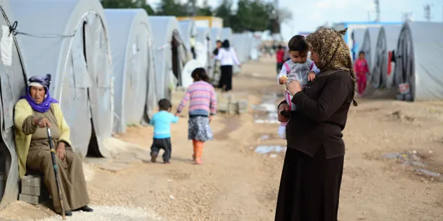 Nainen pakolaisleirillä pitää pientä lasta sylissään. Seksuaaliväkivalta oli turvapaikanhakijanaisilla suurin mielenterveyttä uhkaava riski