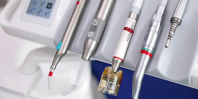 Suuhygienistin ja hammaslääkärin työvälineitä. Uusi työehtosopimus korottaa kuukausipalkkoja ja taulukkopalkkoja jo toukokuussa 2,2 prosenttia.