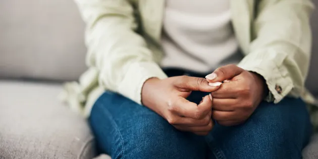 Ahdistunut henkilö näpäräilee sormiaan hermostuneesti.