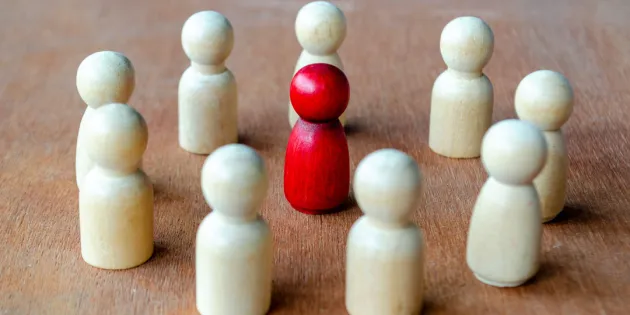 Punainen hahmo, jota ympäröivät beige-hahmot, jotka edustavat vaikutusvaltaa, joka voi viitata johtajuuteen tai häirintään. Tehy-lehti tekee juttua työpaikkakiusaamisesta.