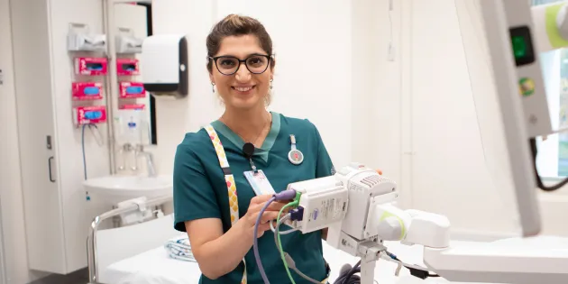Sairaanhoitaja Pinar Sahindal työtehtävien ääressä.