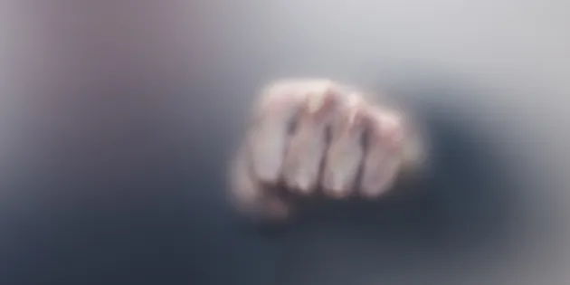 Potilas pahoinpiteli kolmea sairaanhoitajaa ja yhtä lääkäriä Porvoossa keväällä 2020. Nyrkki mattalasin takana, abstrakti valokuva