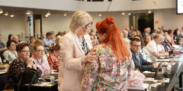 Tehyn järjestäytymiskokous valitsi porvoolaisen Millariikka Rytkösen Tehyn puheenjohtajaksi. Anna-Leena Brax onnittelee Millariikka Rytköstä.