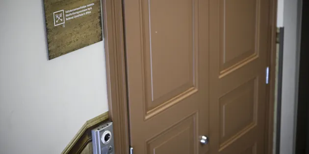 Valtakunnansovittelijan toimiston ovi ja ovisummeri.