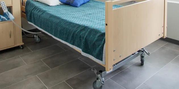 Kaukosäätimellä toimiva potilassänky hoivakodissa.