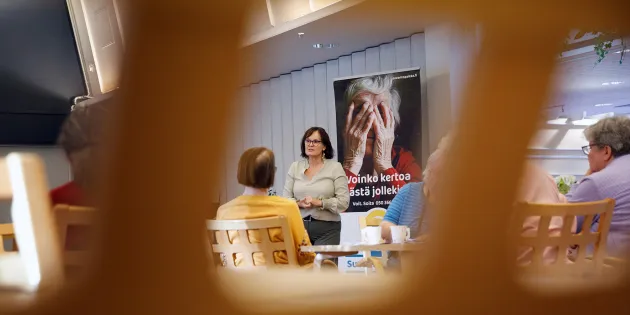 Tarja Mellanen puhumassa vanhuksille. 