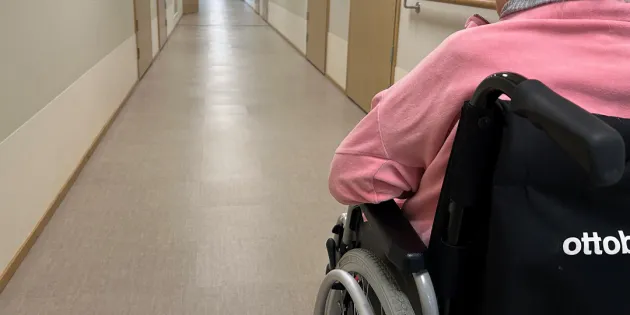 Vanhusasiavaltuutetun mukaan esimerkiksi ympärivuorokautisen hoidon ja kotihoidon kriteerejä on tiukennettu kohtuuttomasti. Vanhus ymoärivuorokautisessa hoidossa pyörätuolissa käytävällä.