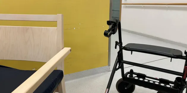 Rollaattori sairaalan käytävällä. Vanhustyön työpaine on Suomessa Pohjoismaiden korkein.