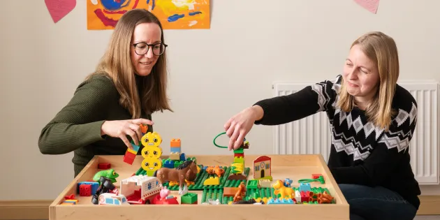 Päiväkodin aluejohtaja Ida Åsvik ja lastenhoitaja Gabriella Ljunggren ovat töissä Pedersöressä, jonka varhaiskasvatuksessa halutaan keskittyä hyvään. He istuvat puisen pöydän ympärillä, jossa on lasten dublo-palikoita.