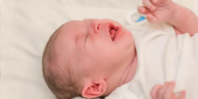 Vastasyntynyt vauva makaa silmät kiinni ja suu auki. Ylähuulijänteen katkaisutoimenpiteiden määrä on viime vuosina kasvanut useissa maissa, vaikka tutkimusnäyttö toimenpiteen hyödyistä on ollut rajallista.