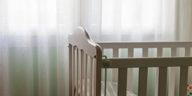 Tyhjä vauvan pinnasänky.