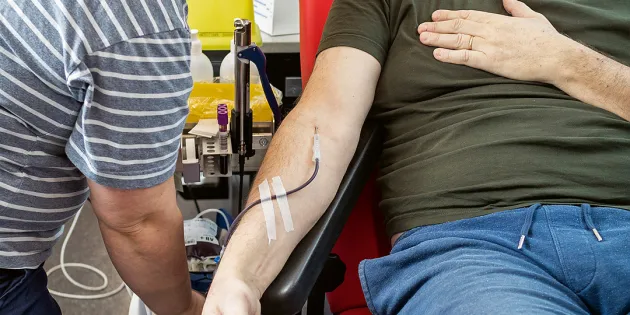 Mies luovuttamassa verta.