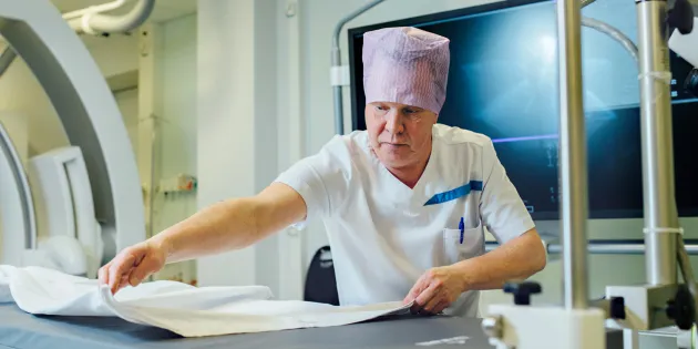 Laitoshuoltaja ilkka Hyvönen huolehtimassa hoitohuoneen puhtaudesta.