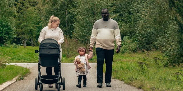 Garang Tor kävelyllä puolisonsa ja lastensa kanssa.