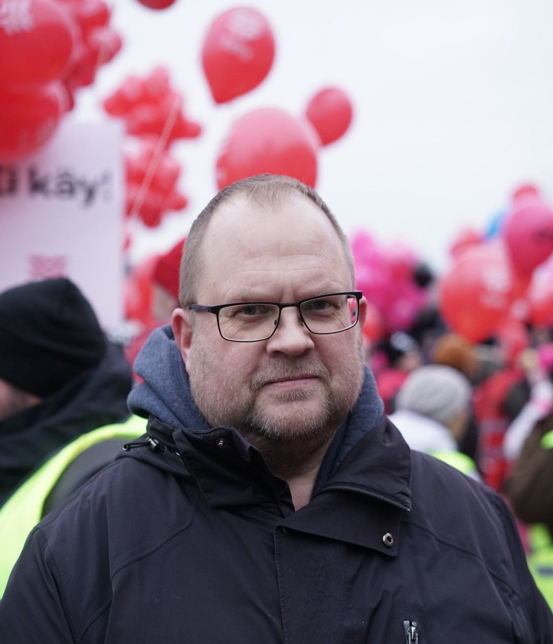 Janne Päivärinta mielenosoituksessa Kansalaistorilla.
