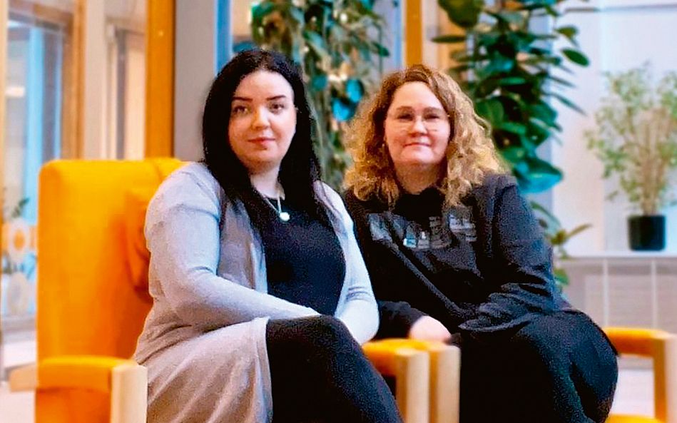Lähihoitajat Henna Vänskä ja Piia Sihvola istuvat nojatuoleissa.